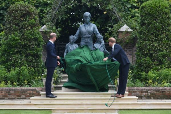 И след простыл: принц Гарри улетел в США сразу после церемонии открытия памятника Диане