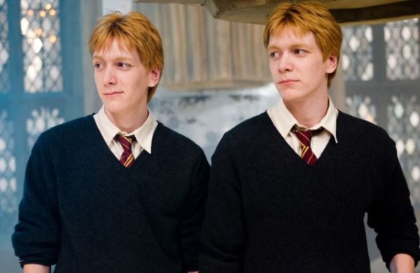 «Люди считают нас открытыми»: близнецы Уизли рассказали о самой неловкой сцене «Гарри Поттера» и своей славе