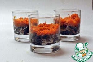 Слоёный салат с печенью, грибами и черносливом