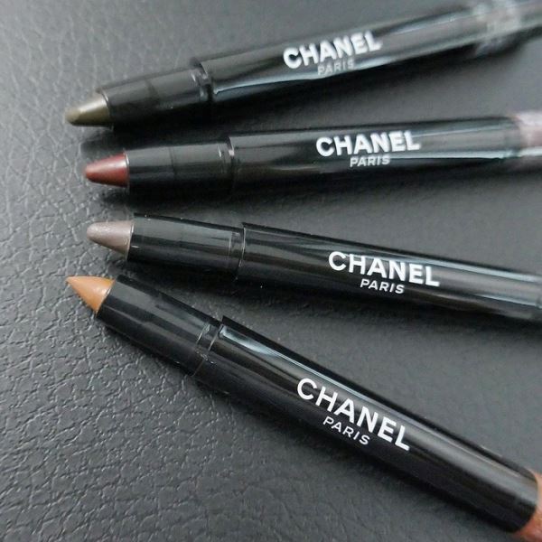 Свотчи осенней коллекции макияжа Chanel Makeup Collection Fall Winter 2021 — Swatches