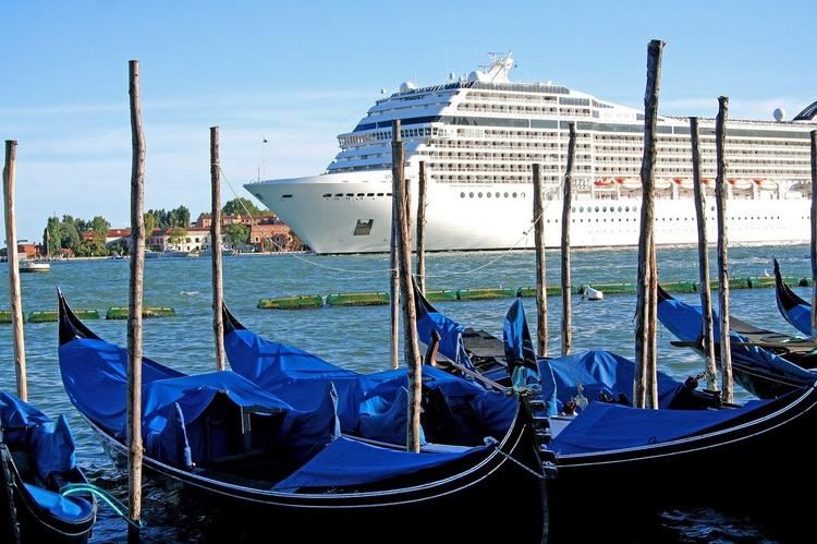 Венеция ввела официальный запрет на проход больших круизных судов через исторический центр города